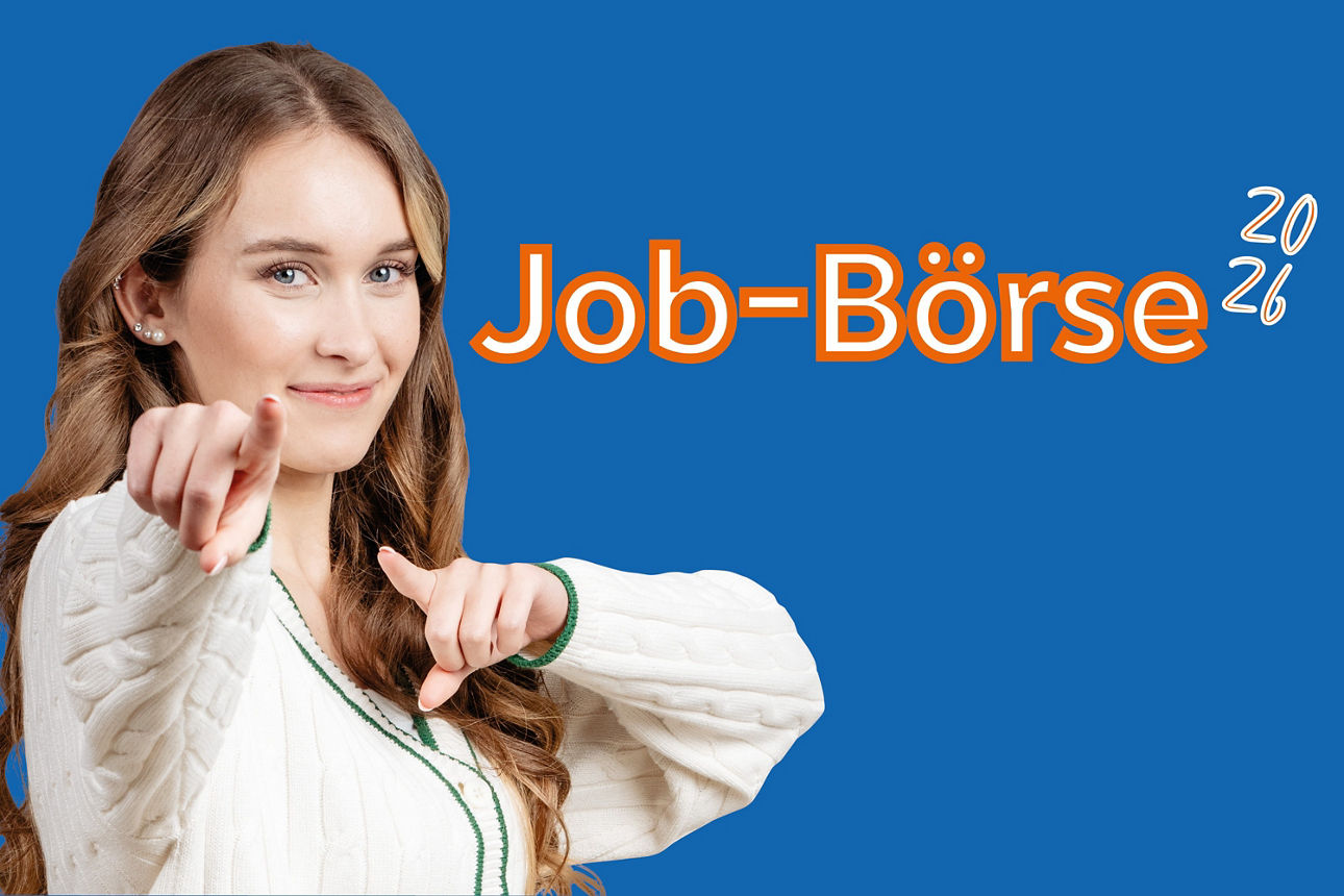 Eine junge Frau lächelt und zeigt in die Kamera. Neben ihr ist ein Schriftzug mit "Job-Börse 2026".