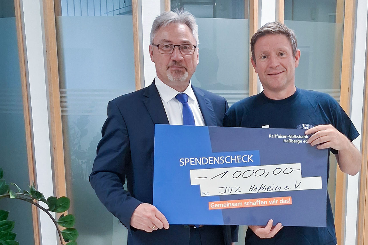Elmar Zehnter übergibt die Spende an das Jugendzentrum Hofheim