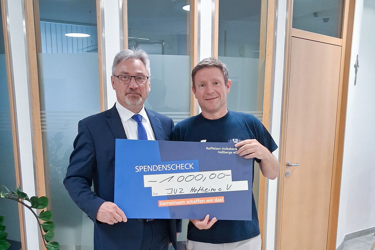 Elmar Zehnter übergibt die Spende an das Jugendzentrum Hofheim