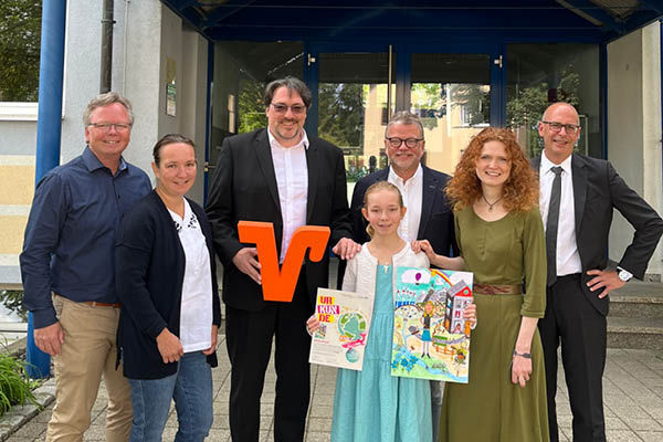 Landessiegerin Emilia Krauß erhält ihren Preis