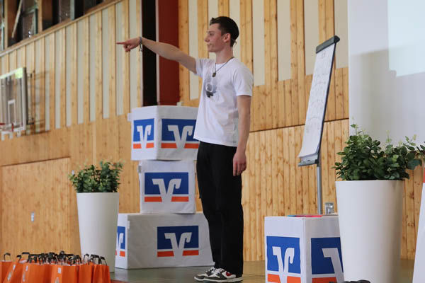 Christoph Beck zaubert an der Preisverleihung vom Jugendwettbewerb für das Publikum