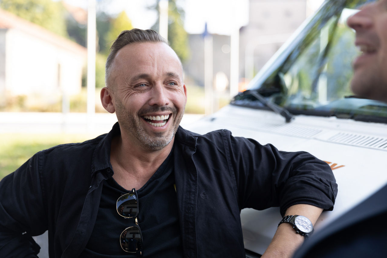 Inhaber Christian Kohl Person im Gespräch vor dem Foodtruck von Jack’s Tasty Foodtrucks.