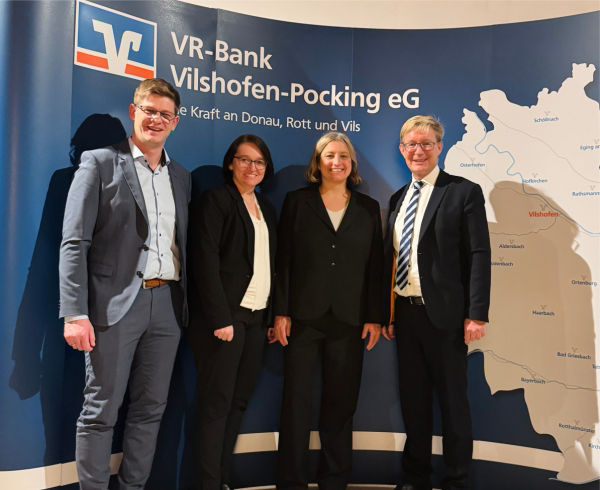 Vorstände der Bank mit der KI Expertin 