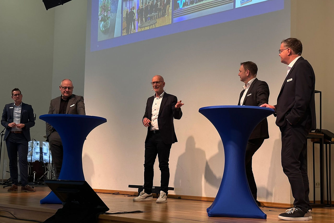 Vorstand spricht gemeinsam auf der Bühne im Rahmen der Jahresauftaktveranstaltung.