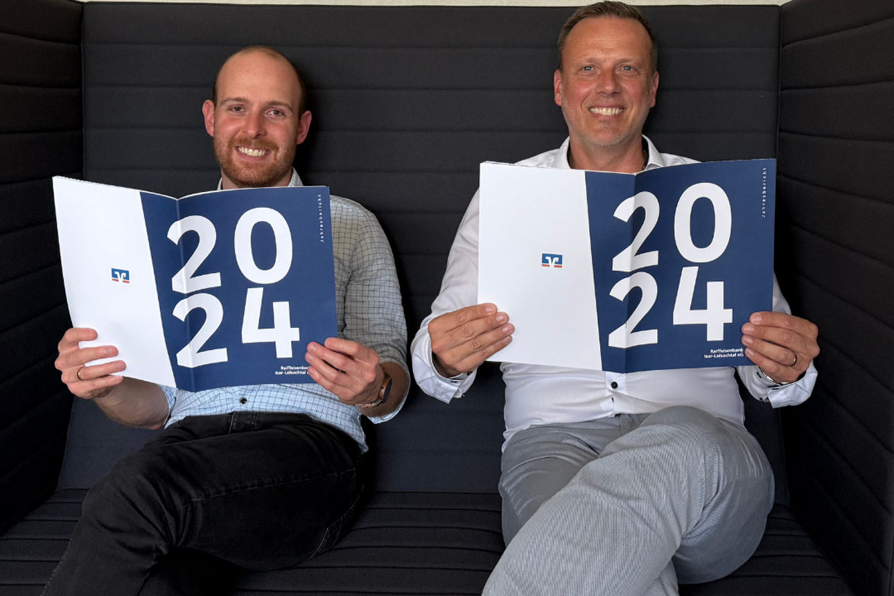 Andreas Pentenrieder und Xaver Much lesen den Jahresbericht 2024