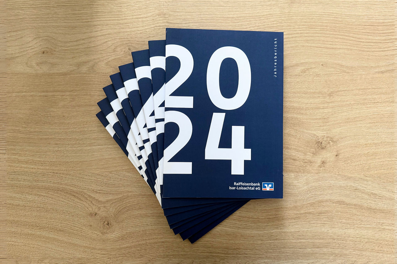 Jahresberichte 2024 in einem aufgefächerten Stapel