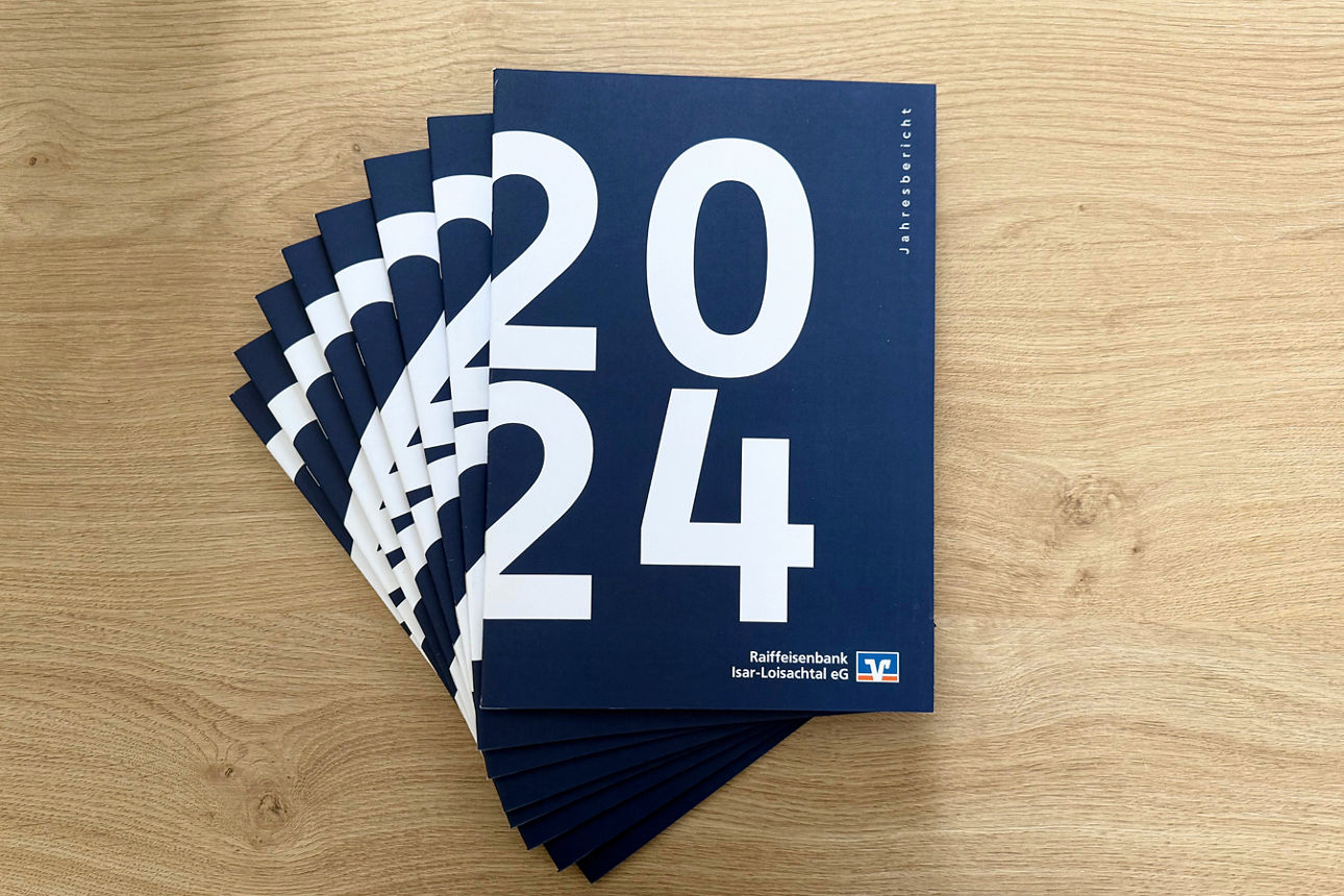 Jahresberichte 2024 in einem aufgefächerten Stapel