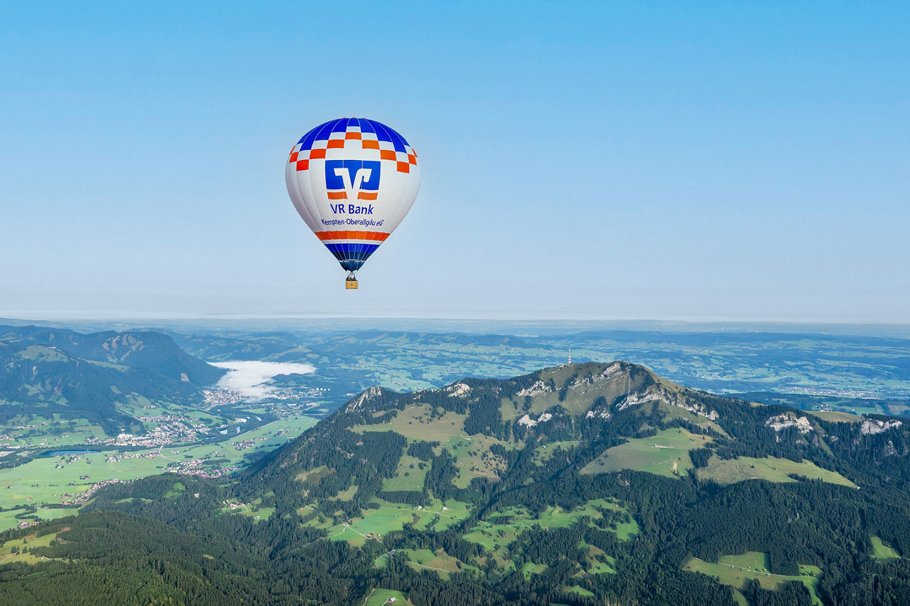 VR Bank Ballon über dem Grünten - Blick in Richtung Immenstadt