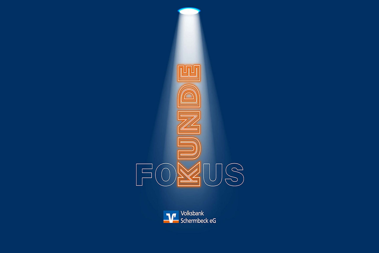 blauer Hintergrund mit dem Schriftzug Fokus in weiss waagerecht und senkrecht KUNDE in orange