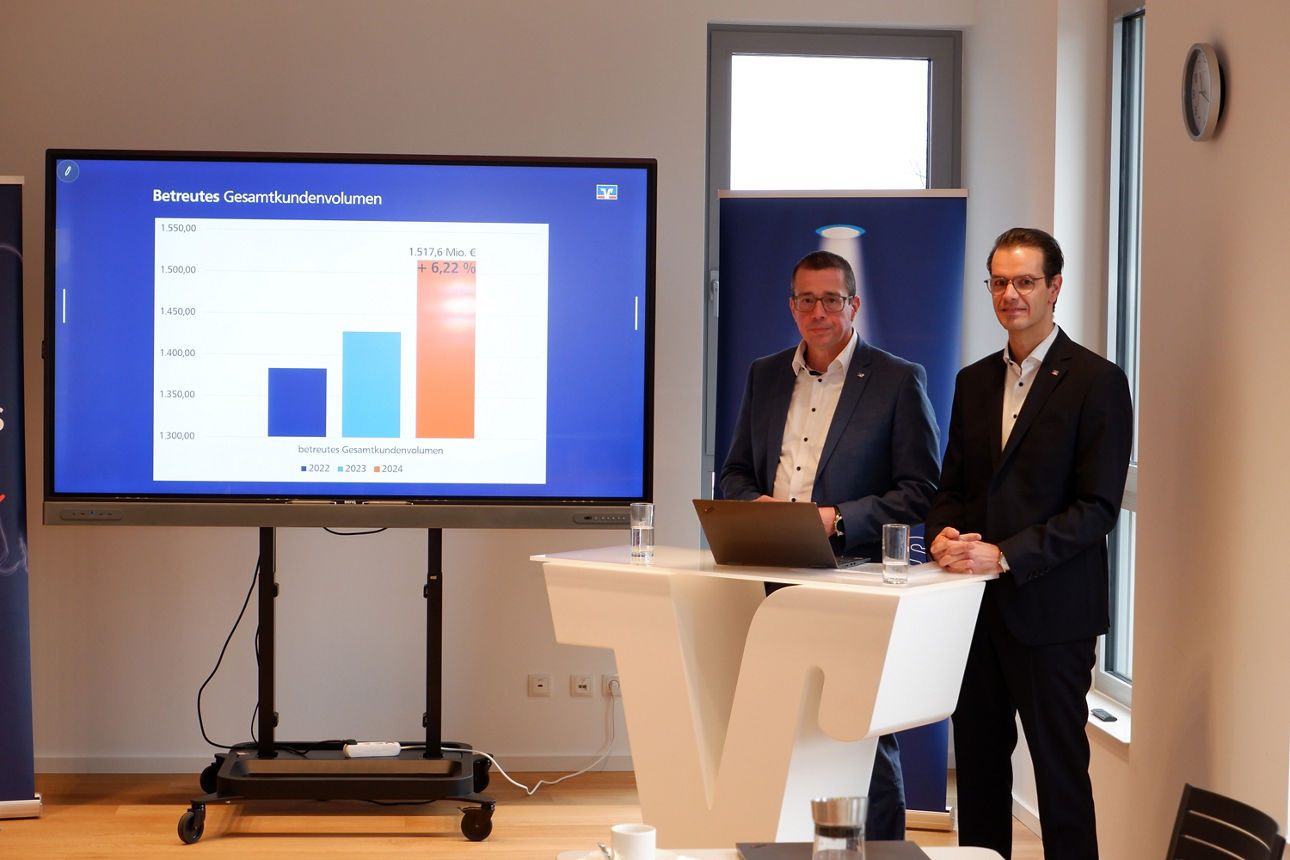 Vorstand Volksbank Schermbeck steht an einem Rednerpult