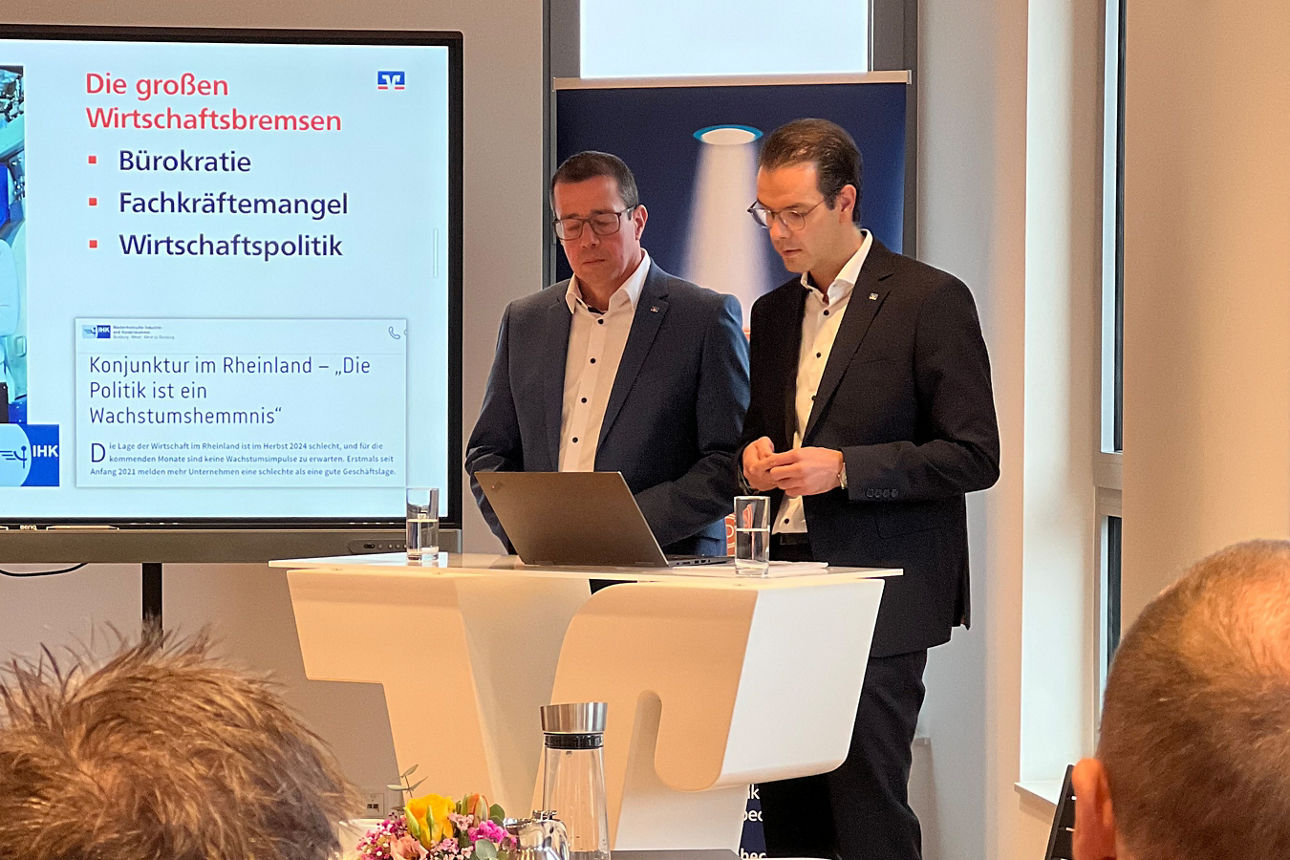 Vorstand Volksbank Schermbeck steht an einem Rednerpult