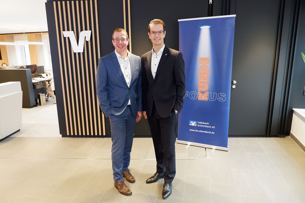 Vorstand der Volksbank Schermbeck, N. Scholtholt und St. Korte, stehen in der Schalterhalle in der Mittelstraße.