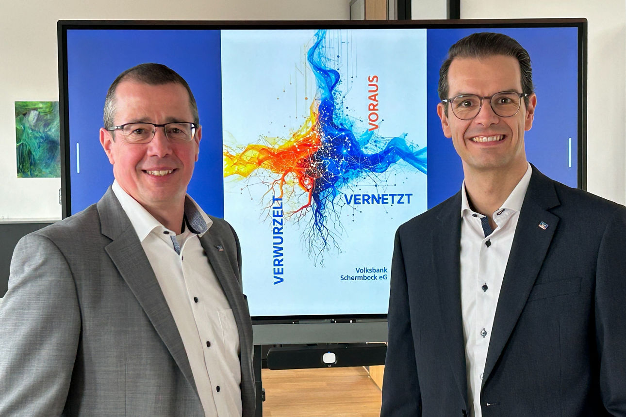 Vorstände N. Scholtholt und St. Korte präsentieren das Jahresmotto "verwurzelt - vernetzt - voraus"