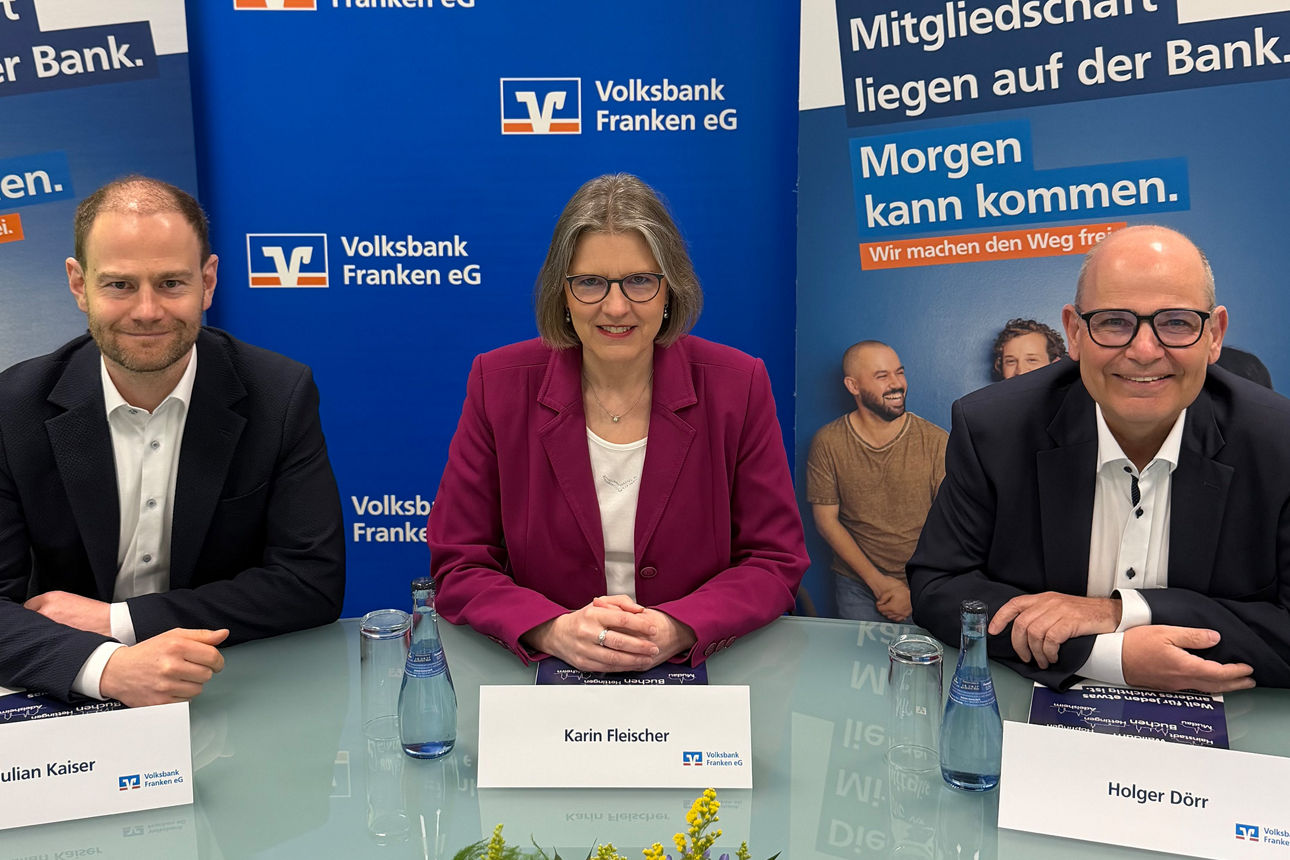 Die drei Vorstände sitzen an einem Tisch 