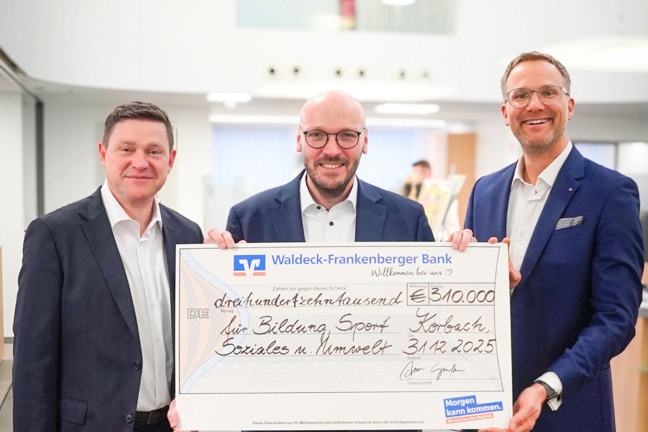 Drei elegante Männer halten einen Preis in den Händen.