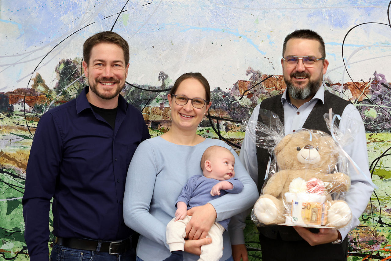 Kundenberater Thomas Wollschläger freut sich gemeinsam mit der Gewinner-Familie Neidlein bei der Preisübergabe.