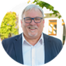 Ein freundlich lächelnder Mann in einem Anzug