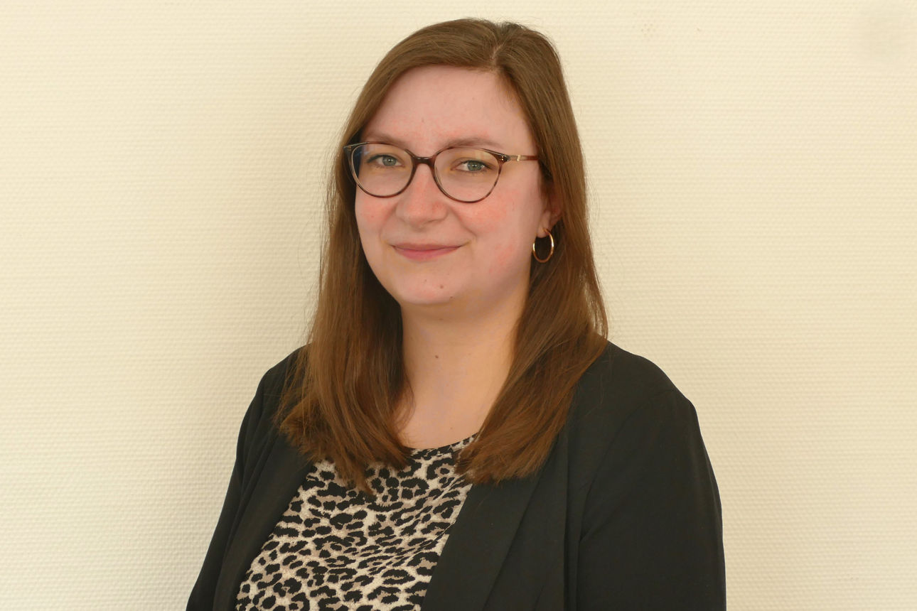 Eine Frau lächelt in die Kamera
