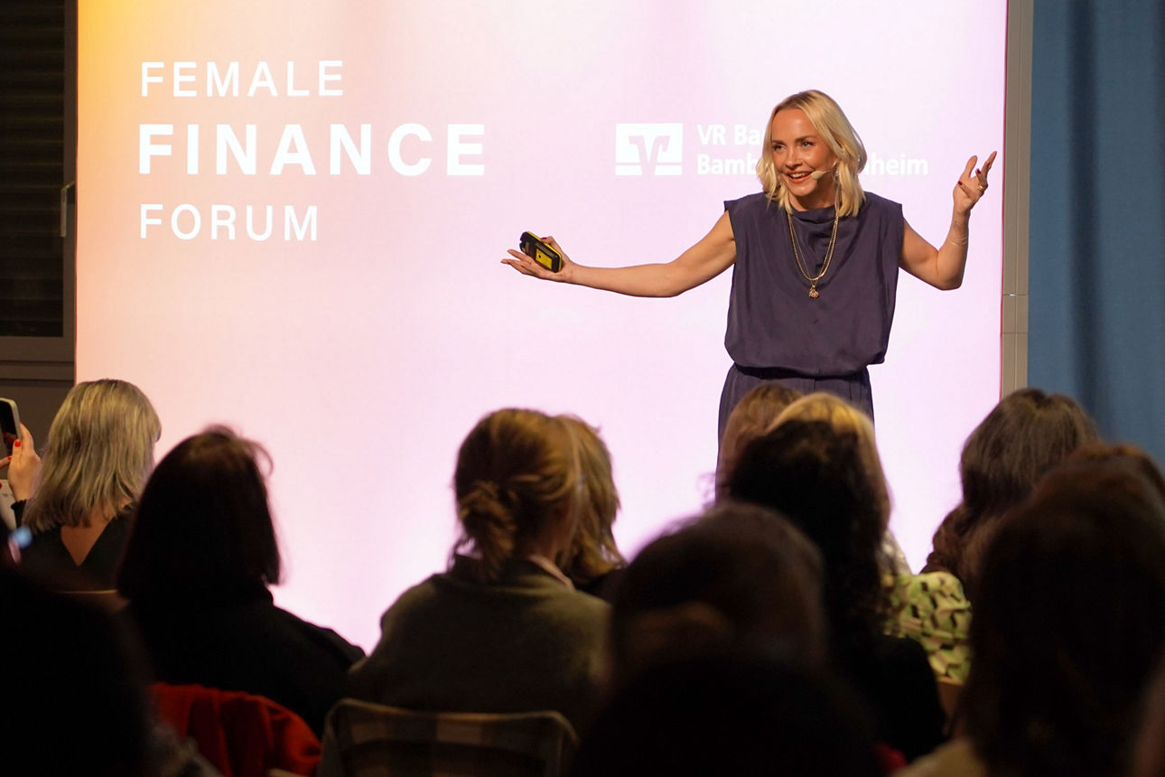 Janin Ullmann auf der Bühne beim Female Finance Forum