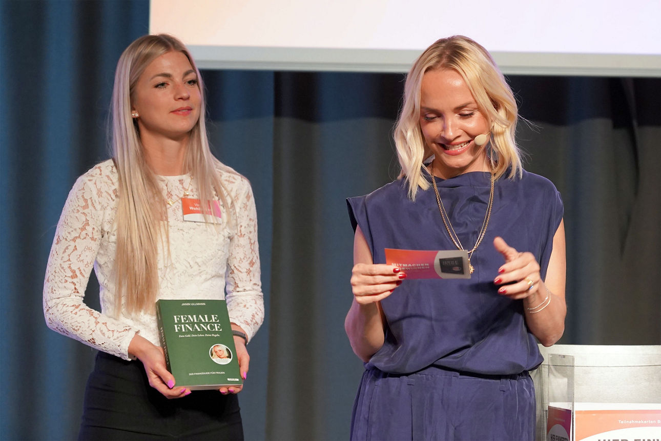 Janin Ullmann mit Verena Wohlhöfner (VR Bank Bamberg-Forchheim)