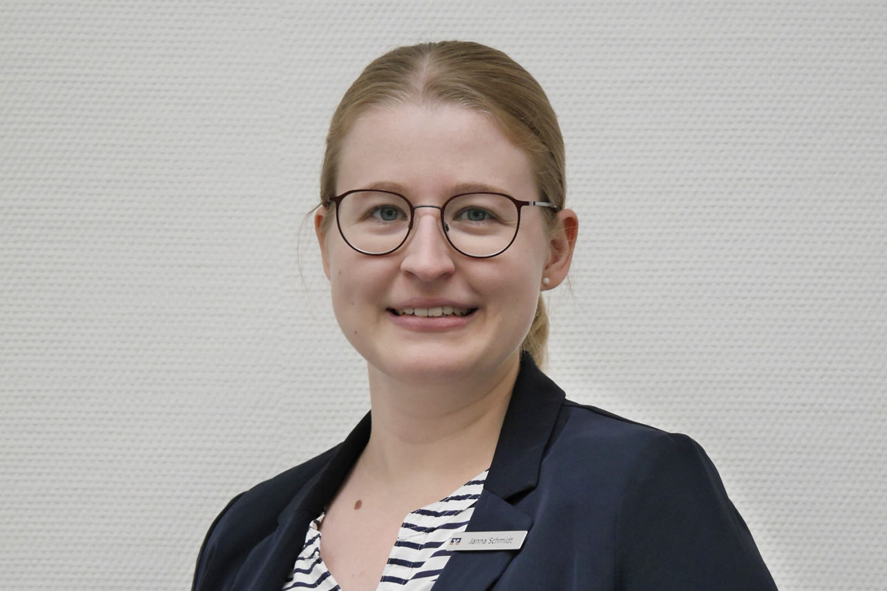 Eine Frau lächelt in die Kamera