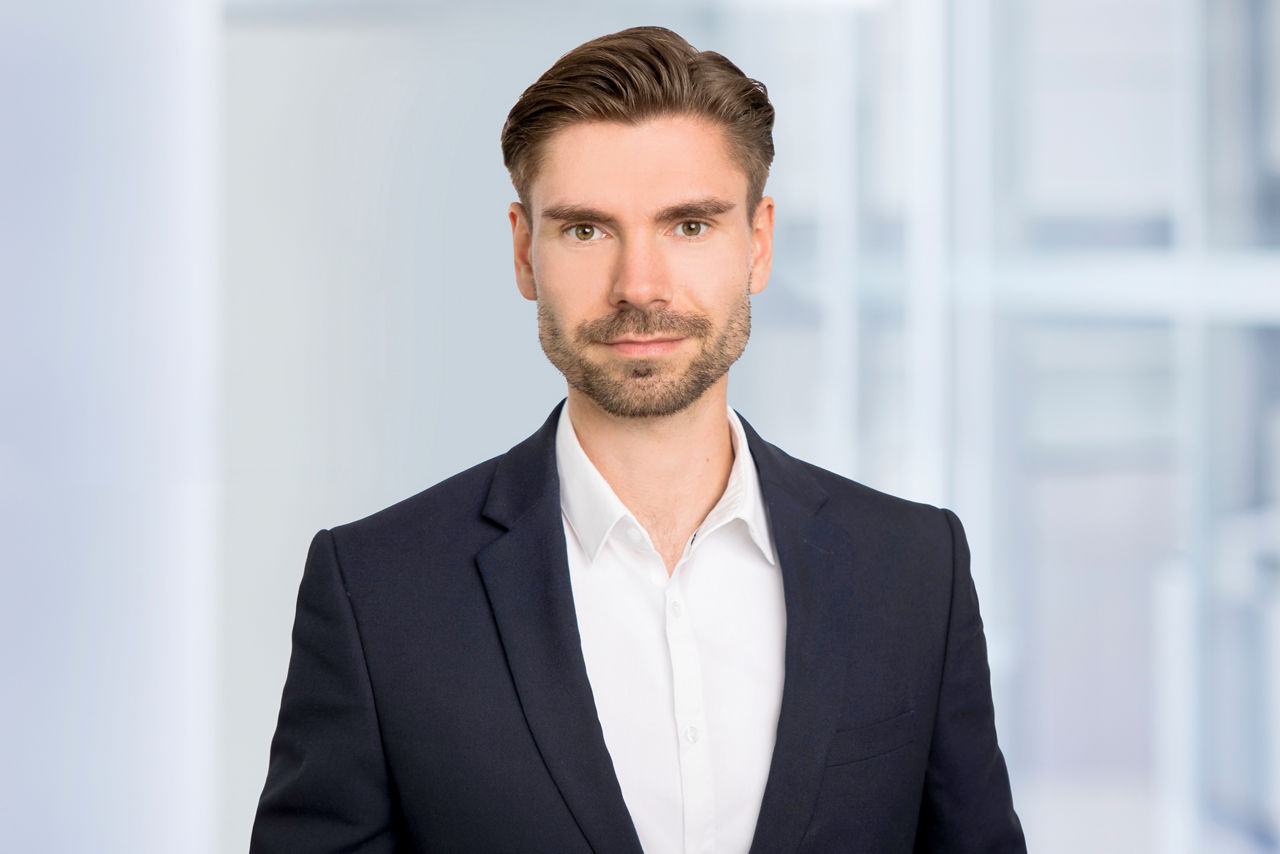 Portrait zeigt Jannis Feuerbach, Kredit und Bilanzanalyse