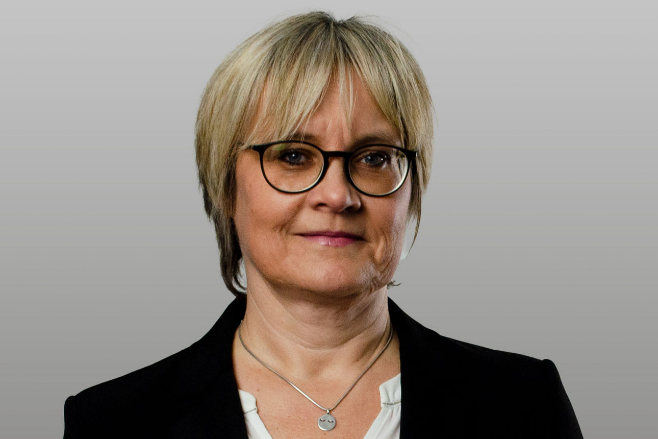 Vertriebsreferentin Silke Janz vor grauem Hintergrund Vertriebsreferentin Silke Janz vor grauem Hintergrund