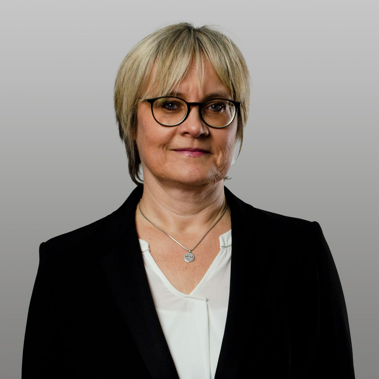 Vertriebsreferentin Silke Janz vor grauem Hintergrund