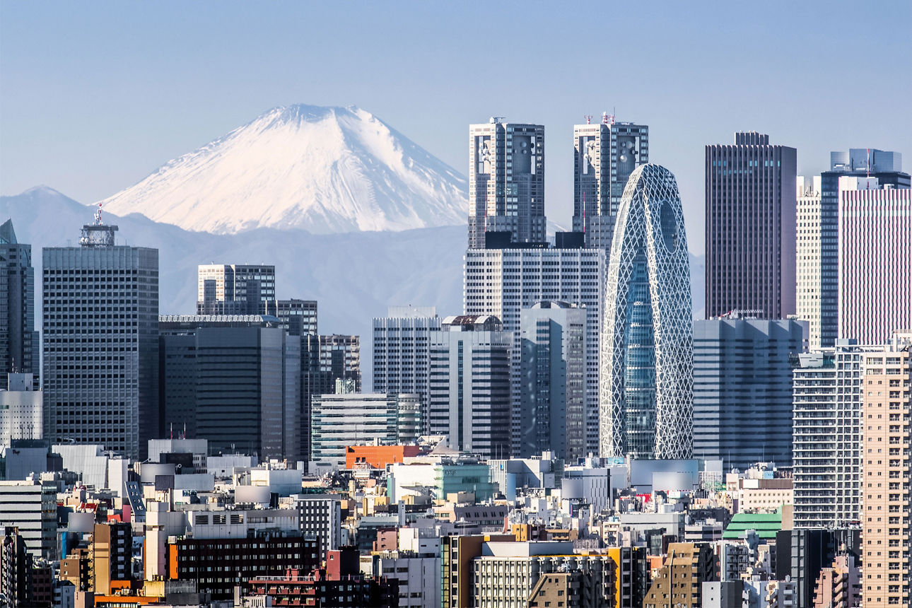Gebäude in Shinjuku, Tokio, und der Berg Fuji im Hintergrund