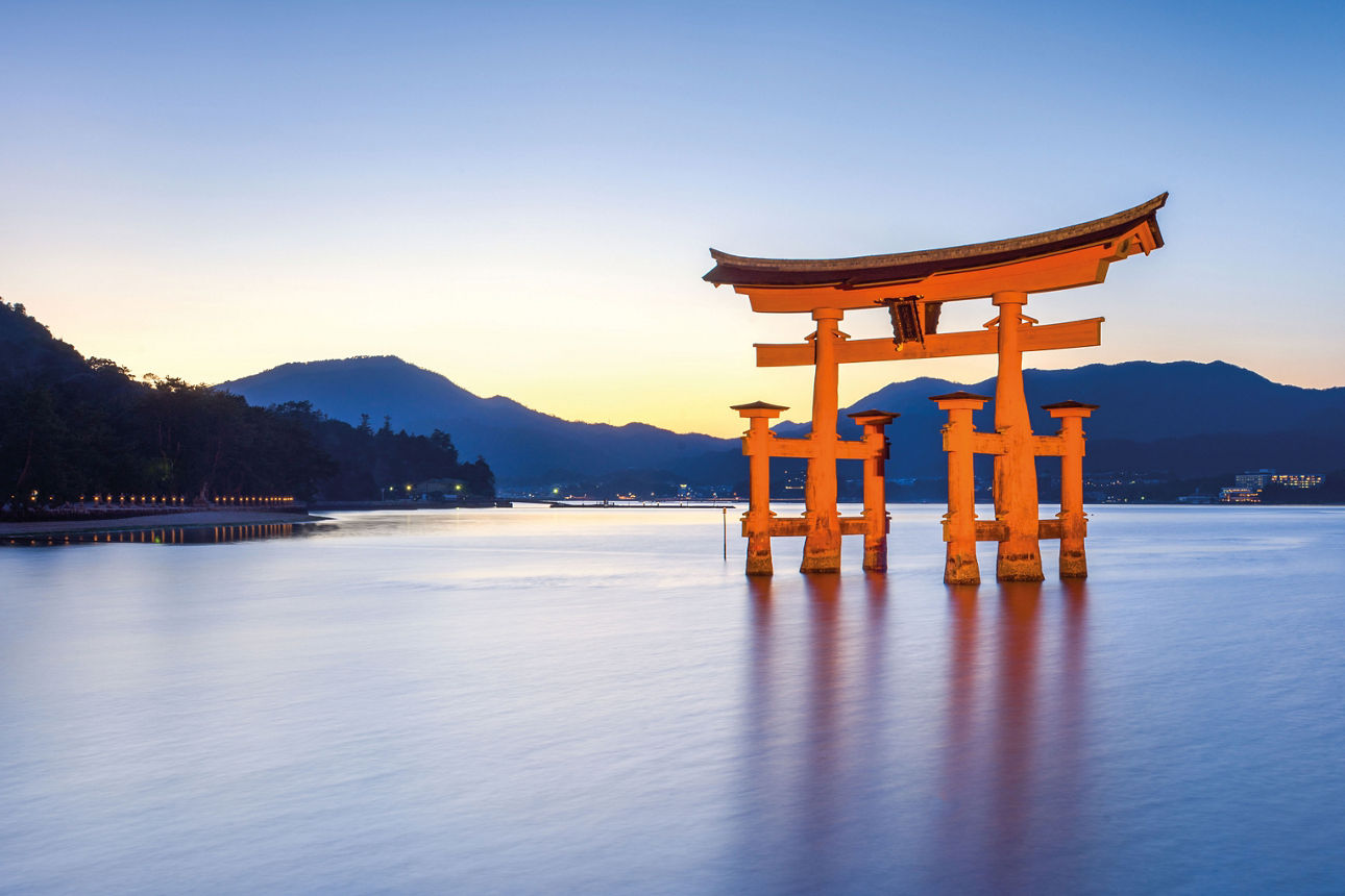 Miyajima Japan, Wasser und Berge.