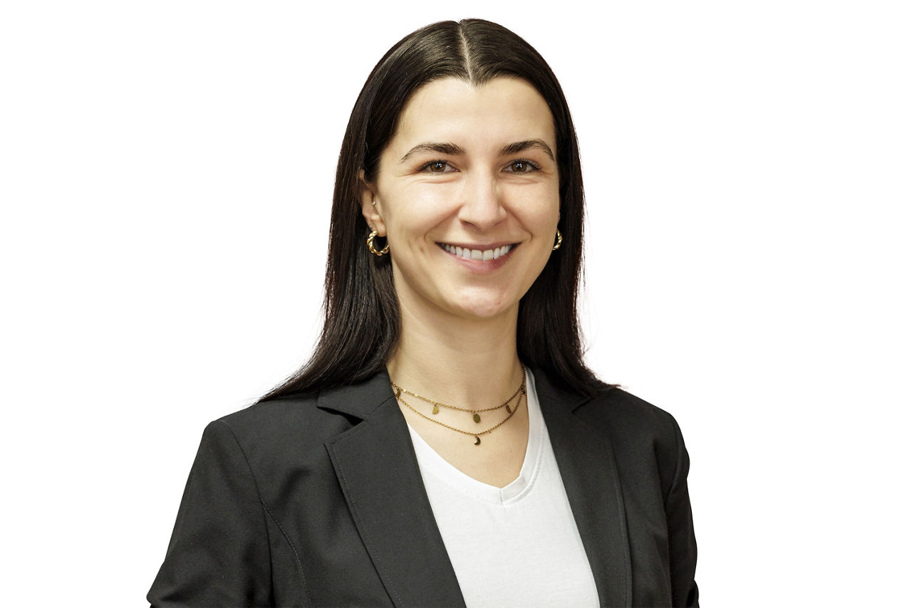 Portraitbild Frau Jenny Reiter, Mitarbeiterin der Bopfinger Bank Sechta-Ries eG mit schwarzem Jacket und weißer Bluse 