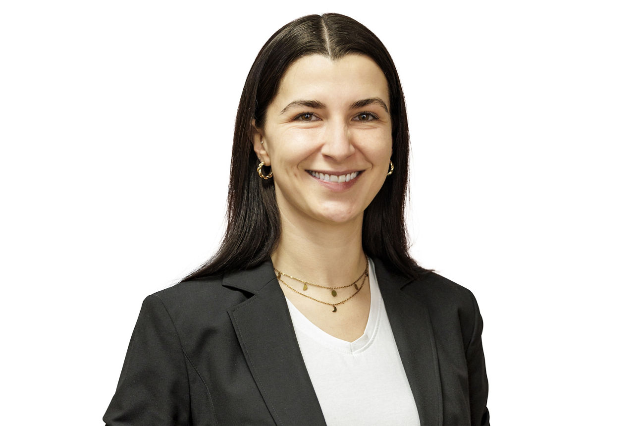 Portraitbild Frau Jenny Reiter, Mitarbeiterin der Bopfinger Bank Sechta-Ries eG mit schwarzem Jacket und weißer Bluse 