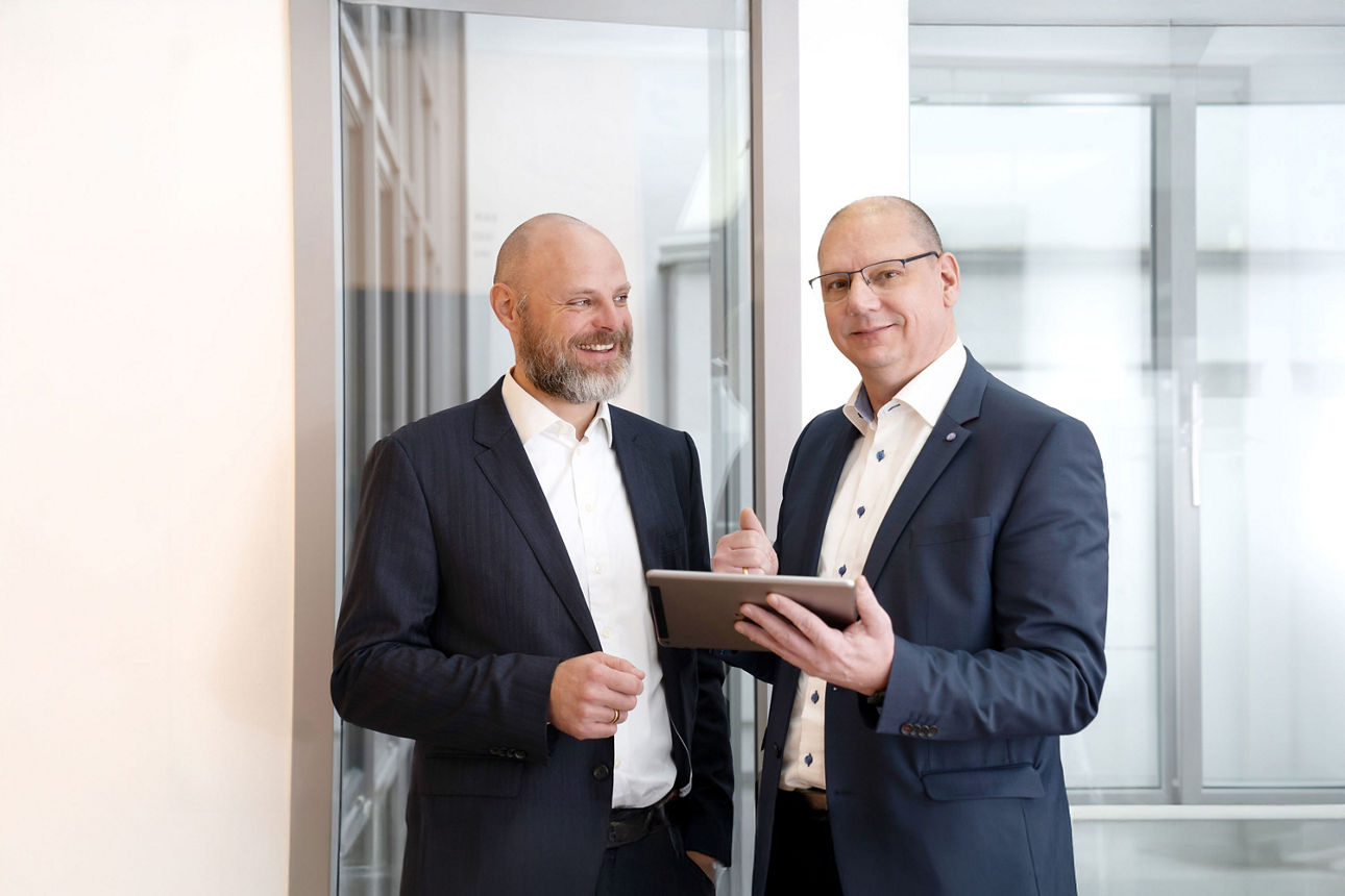 Die Berater Jens Truxa und Thomas Uttenreuther mit Tablet in der Hand