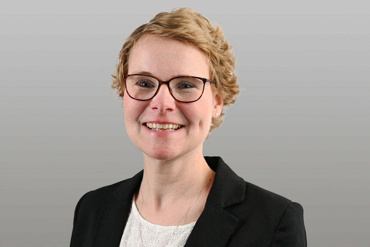 KundenServiceCenter Julia Jenschke vor grauen Hintergrund