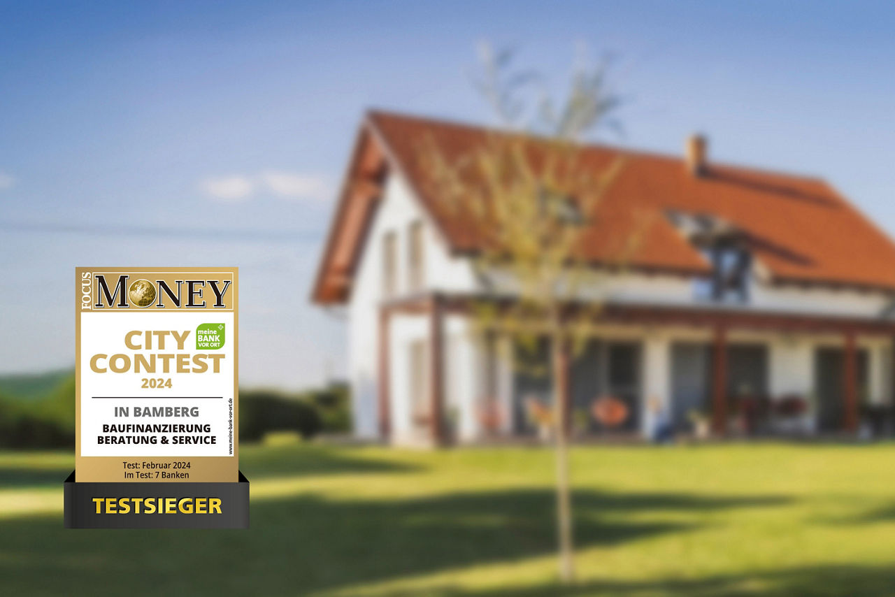 Abbildung eines FOCUS MONEY CityContest Testsieger-Siegels mit einem unscharfen Haus mit Garten im Hintergrund