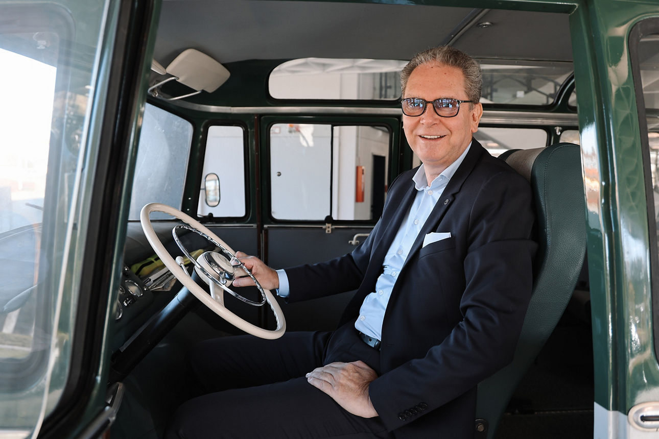 Aufsichtsrat Joachim Dünkel sitzt in einem Auto am Lenkrad