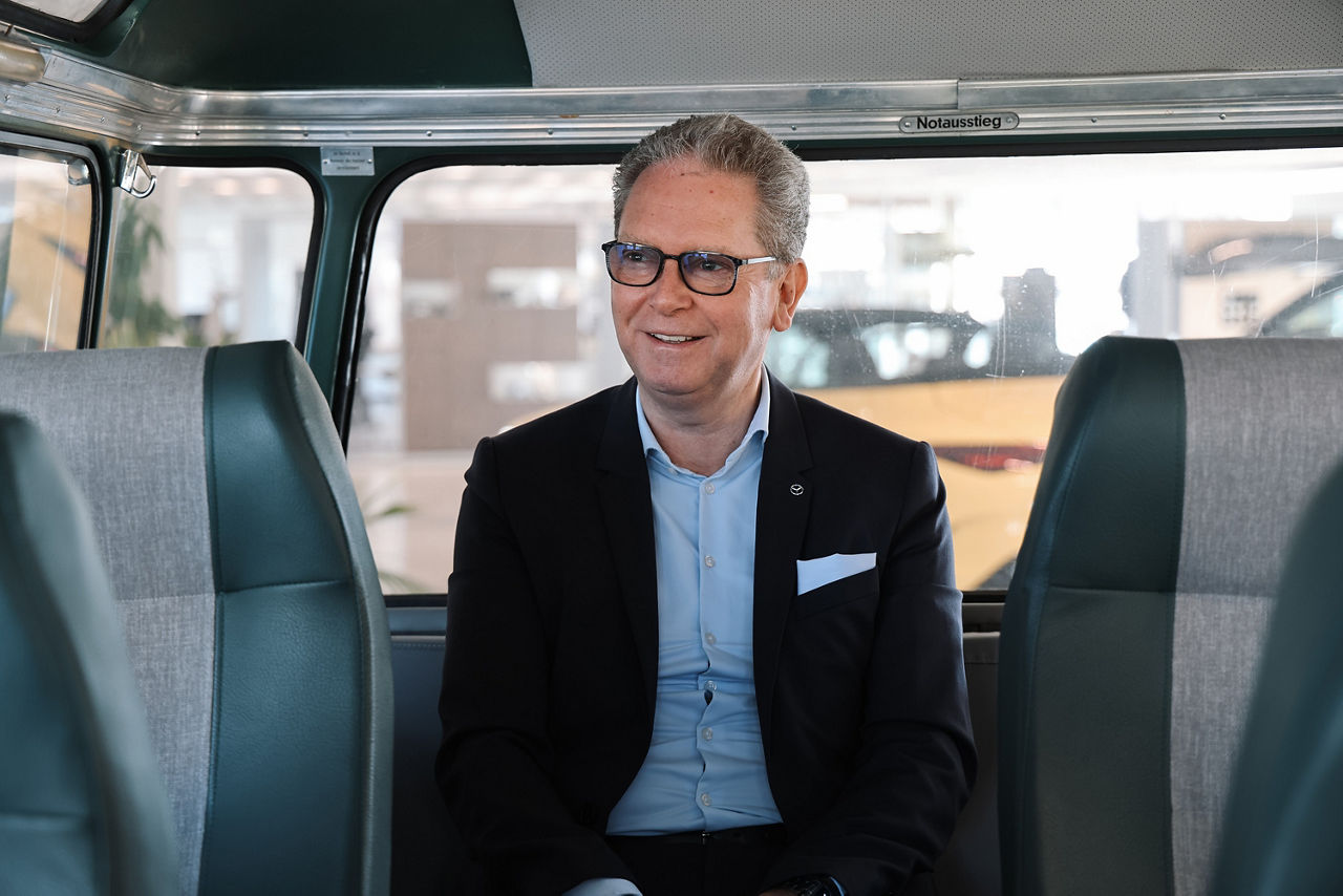 Joachim Dünkel sitzt im Auto