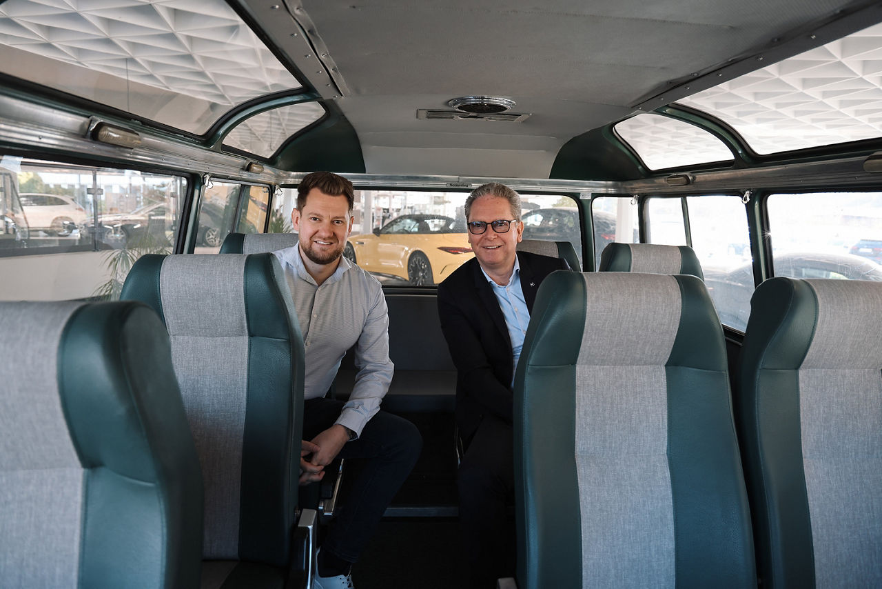 Joachim Dünkel sitzt im Auto mit Sohn Felix Dünkel