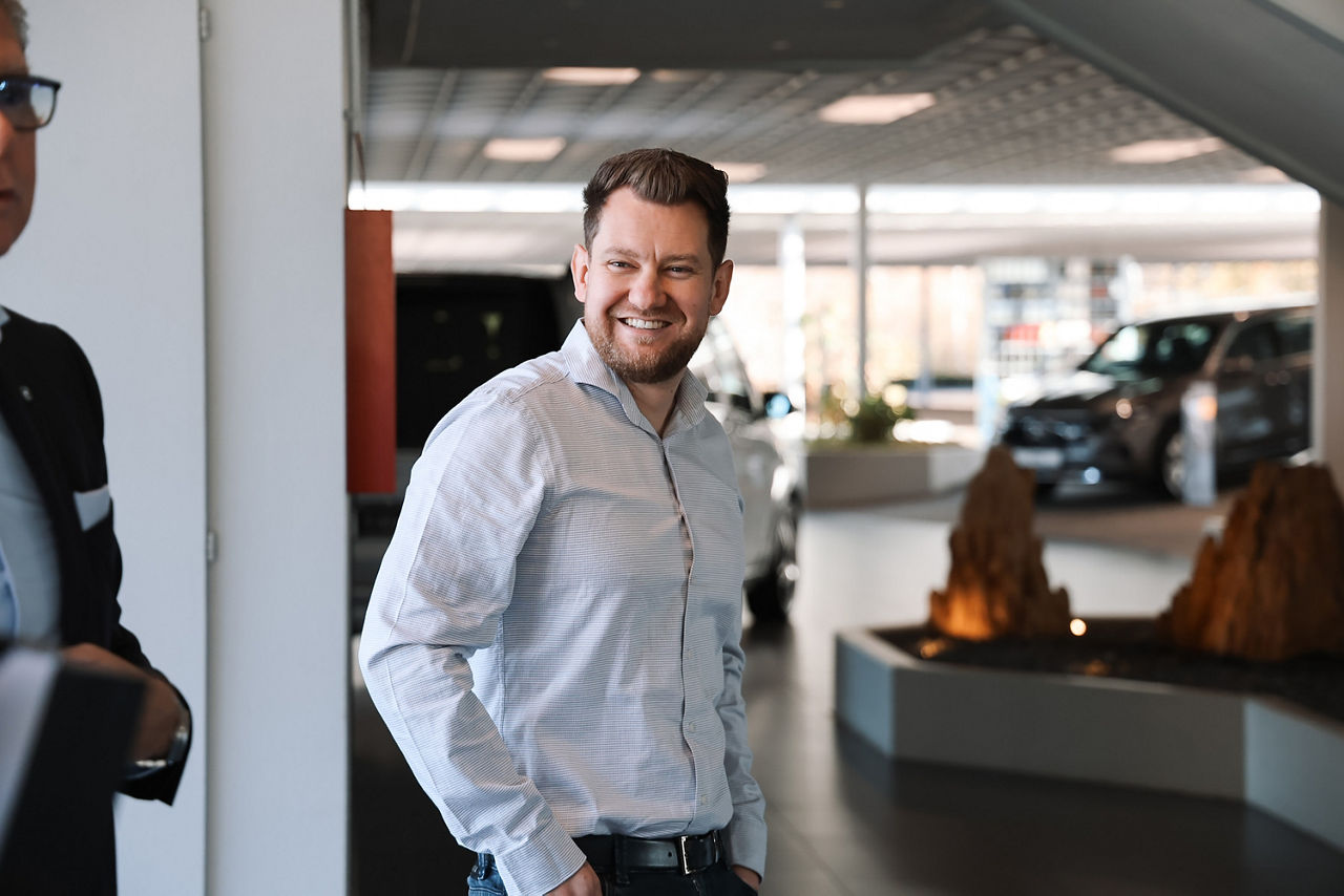 Sohn von Joachim Dünkel - Felix Dünkel im Autohaus