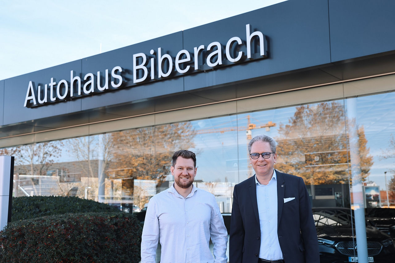 Aufsichtsrat Joachim Dünkel mit seinem Sohn Felix vor dem Autohaus