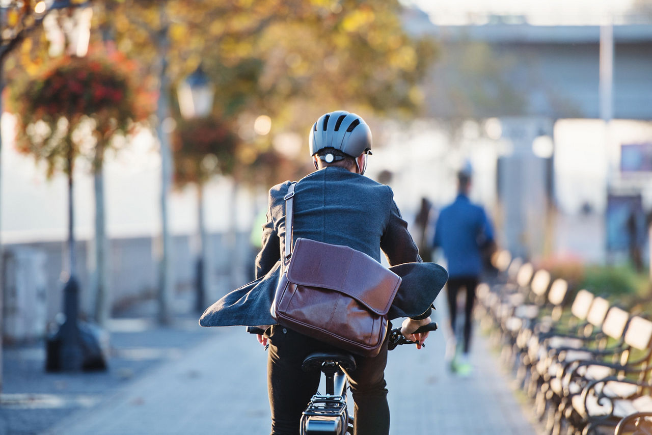 Fahrradfahrer von hinten