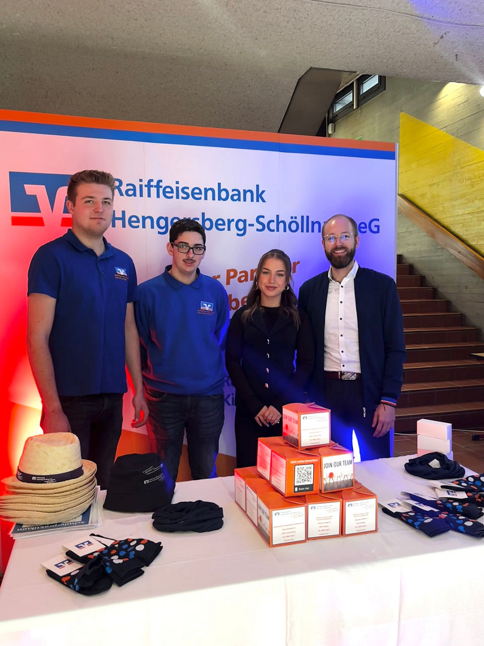 Mitarbeiter der Raiffeisen Winzer GmbH und der Raiffeisenbank Hengersberg-Schöllnach eG vor Banner