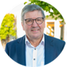 Ein freundlich lächelnder Mann in einem Anzug