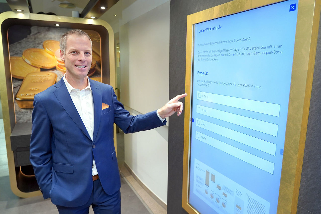 Johannes Sponsel (Bereichsleitung Vermögensmanagement) in der interaktiven Ausstellung "Erlebnis Gold-Tresor"