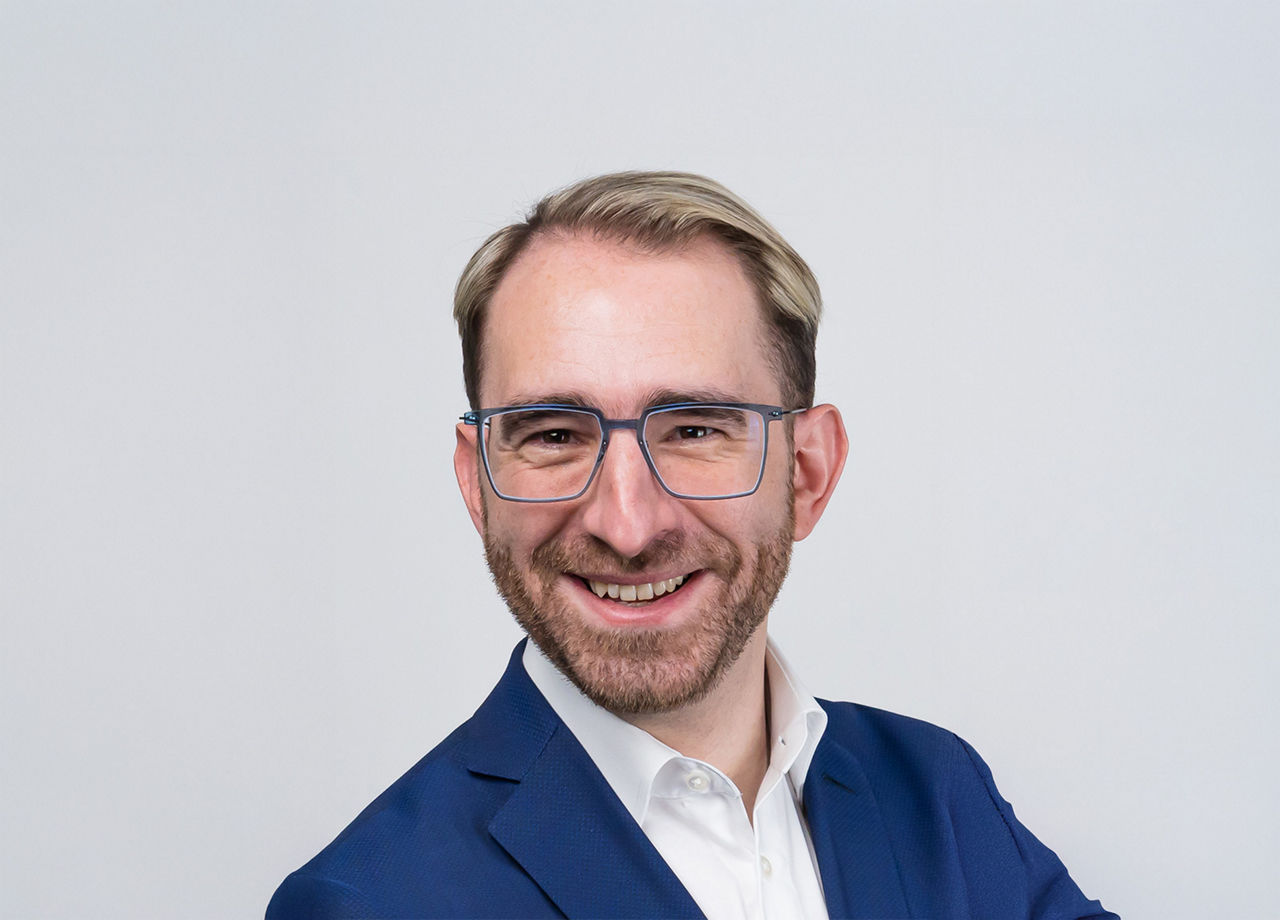 Foto von Johannes Scherm. Mann im Anzug mit Brille