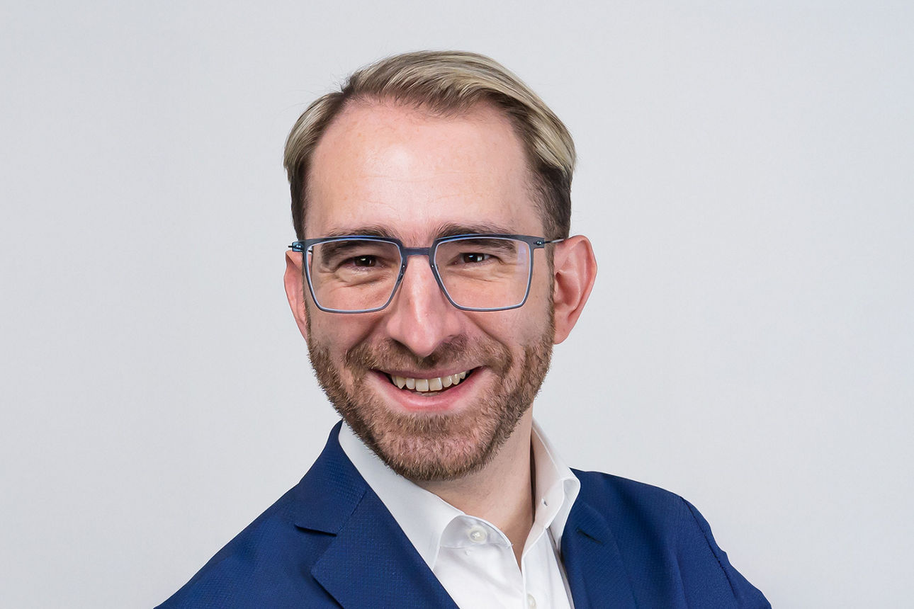 Foto von Johannes Scherm. Mann im Anzug mit Brille