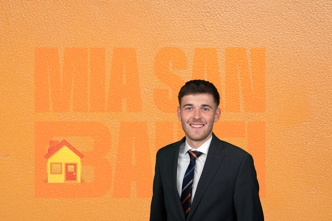 Ein Mann steht vor einem orangen Hintergrund.