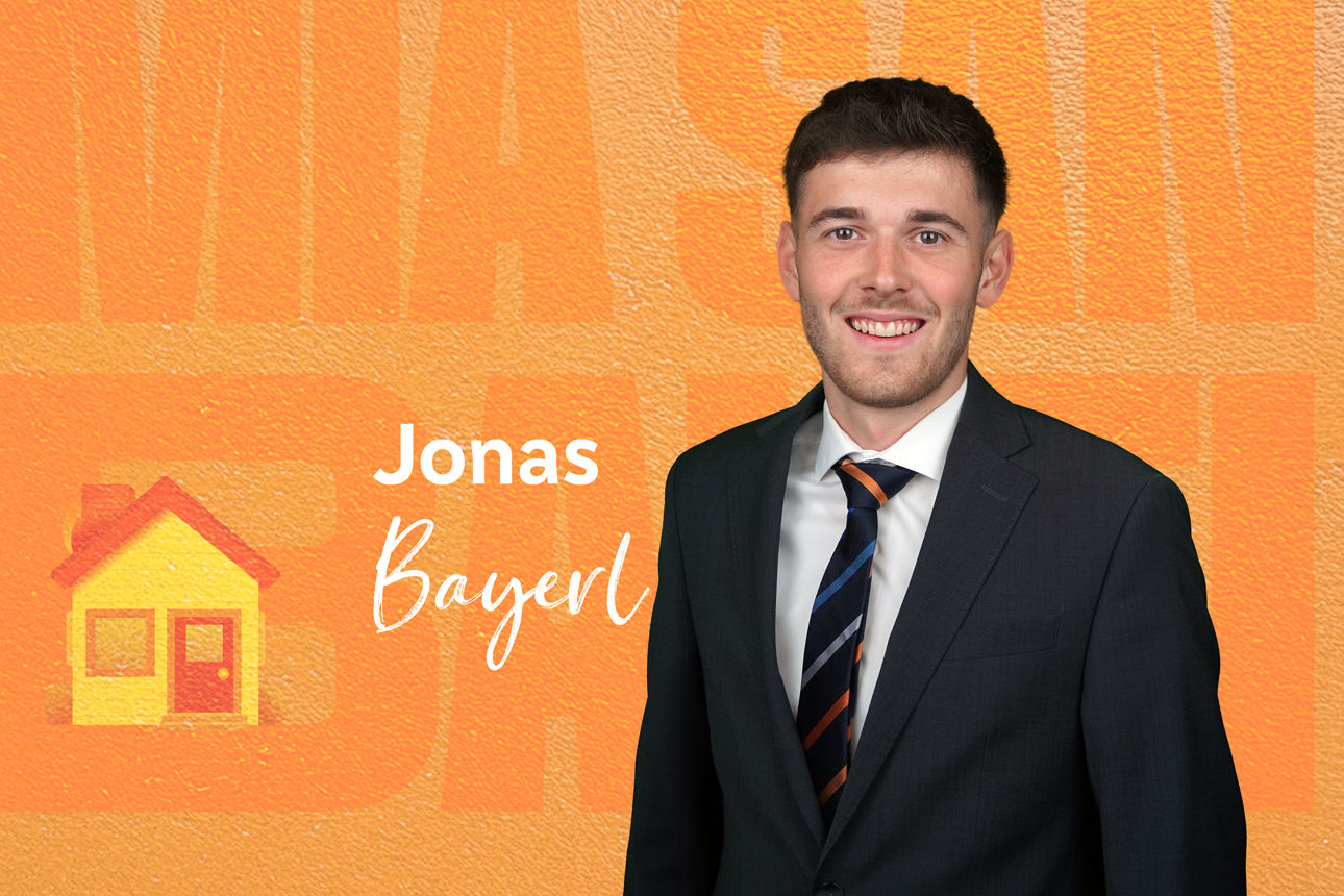 Das Bild zeigt einen Mann vor einem orangen Hintergrund mit weißen Text "Jonas Bayerl"