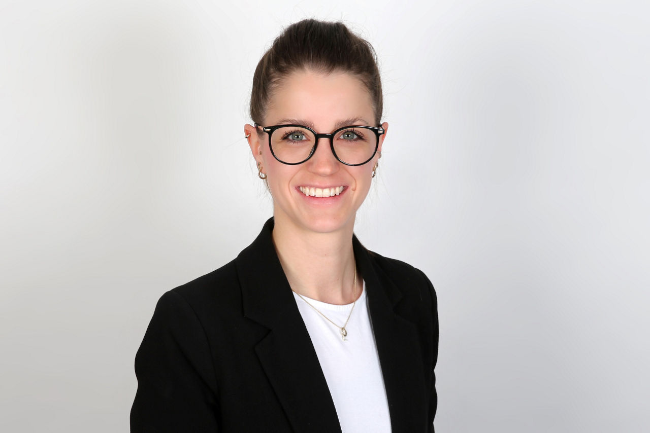  Eine lächelnder Frau schaut in die Kamera.