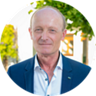 Ein freundlich lächelnder Mann in einem Anzug